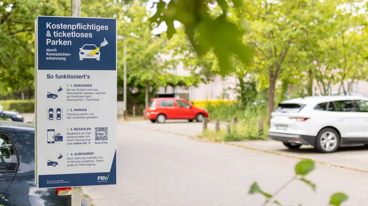 Parkplätze an Uni gebührenpflichtig: Stuttgart, Baden-Württemberg, 18.08.2026:
An der Universität Vaihingen werden Parkplätze gebührenpflichtig. Studierende in den Wohnheimen wehren sich dagegen.
Im Bild: Parkplatz an der Bushaltestelle Schranne am Campus Vaihingne
Notiz: No model release. Kein Einverständnis für Werbung, keine Weitergabe an Dritte.