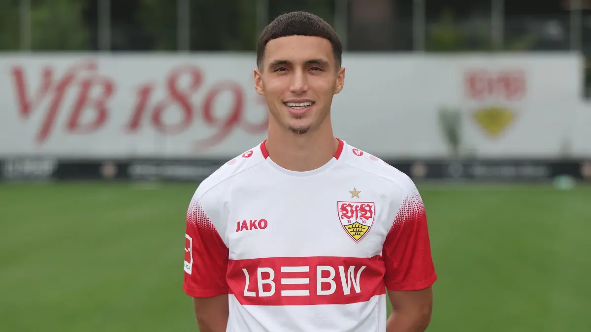 Fußball Fototermin VfB Stuttgart: BAU // Stuttgart , Fußball Bundesliga Saison 2026 2027 ; Fototermin VfB Stuttgart , Bilal El-Khannouss