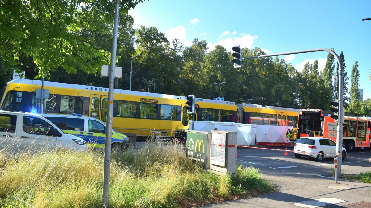 Stuttgart: Person von Stadtbahn und verstorben : Am heutigen Nachmittag kam es am U-Bahn Halt Loewentorbruecke zu einem toedlichen Stadtbahn Unfall. Na h ersten Informationen wurde eine Person im Bereich der Haltestelle von der U15 erfasst und toedlich verletzt. Drt bahnverkehr wurde eingestellt. Weitere Informationen liegen noch nicht vor