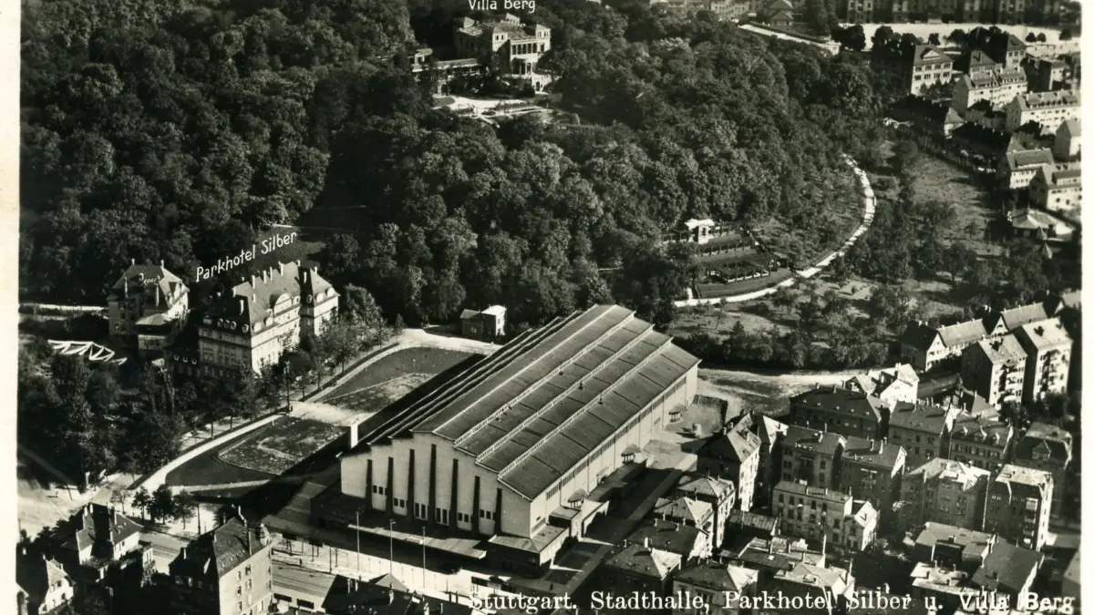 Die 1926 erbaute und im Krieg zerstörte Stadthalle an der Neckarstraße. Im Hintergurnd: die Villa Berg und der Rosengarten. Links das Hotel