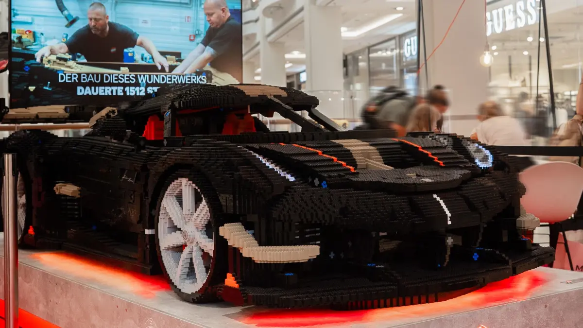 Der Koenigsegg Sadair's Spear aus Lego kann im Breuningerland Ludwigsburg zum ersten Mal öffentlich bestaunt werden.