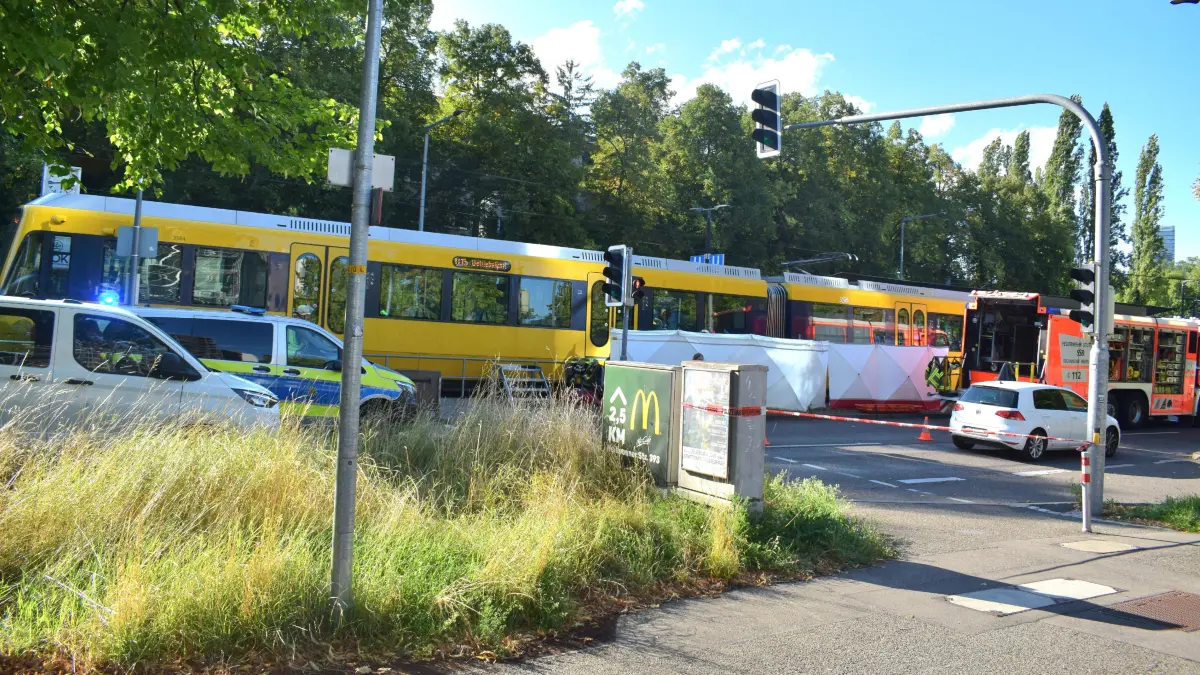 Am heutigen Nachmittag kam es am U-Bahn Halt Loewentorbruecke zu einem toedlichen Stadtbahn Unfall. Na h ersten Informationen wurde eine Person im Bereich der Haltestelle von der U15 erfasst und toedlich verletzt. Drt bahnverkehr wurde eingestellt. Weitere Informationen liegen noch nicht vor