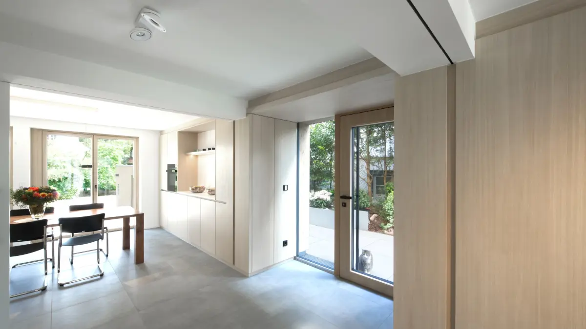 Offenes Wohnkonzept im umgebauten Haus in Stuttgart von Architekt Oliver Fischer.