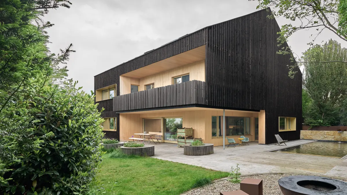 Der Stuttgarter Architekt Hadi Tandawardja von SOMAA hat für eine Familie das Haus in Ludwigsburg aus den 1960ern zeitgemäß saniert und umgebaut.