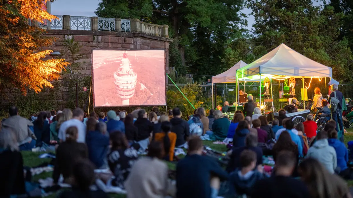 Stuttgart, Baden-Württemberg, 30.08.2025:
16mm Freiluftkino im Park der Villa Berg
Im Bild:
Notiz: No model release. Kein Einverständnis für Werbung, keine Weitergabe an Dritte.