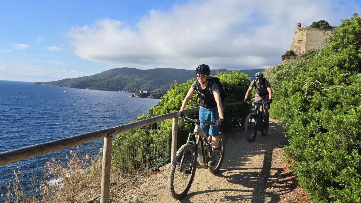 Elba lässt sich gut mit dem Rad erkunden. wer längere Strecken zurücklegen möchte leiht sich ein E-Bike.