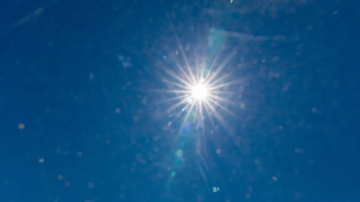 Hitze-Sommer: Die Sonne brennt vom Himmel und die gefährliche UV-Strahlung erreicht Höchstwerte.