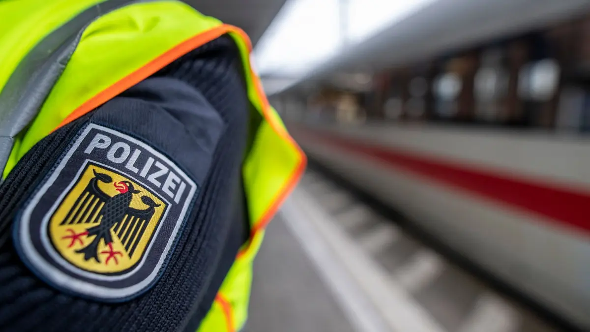 Bundespolizei: ARCHIV - 06.11.2019, Baden-Württemberg, Freiburg: Ein Bundespolizist steht an einem Bahnhof vor einem ICE. (zu dpa: «Mutter macht Raucherpause – Kinder reisen allein im ICE») Foto: Patrick Seeger/dpa +++ dpa-Bildfunk +++