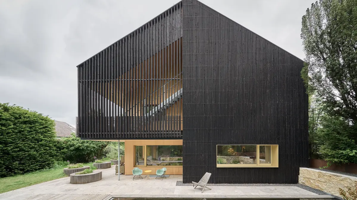 Der Stuttgarter Architekt Hadi Tandawardaja von SOMAA führt für eine Familie in Luwigsburg eine Villa aus dne 1960ern in ein Zuhause mit Zukunft.