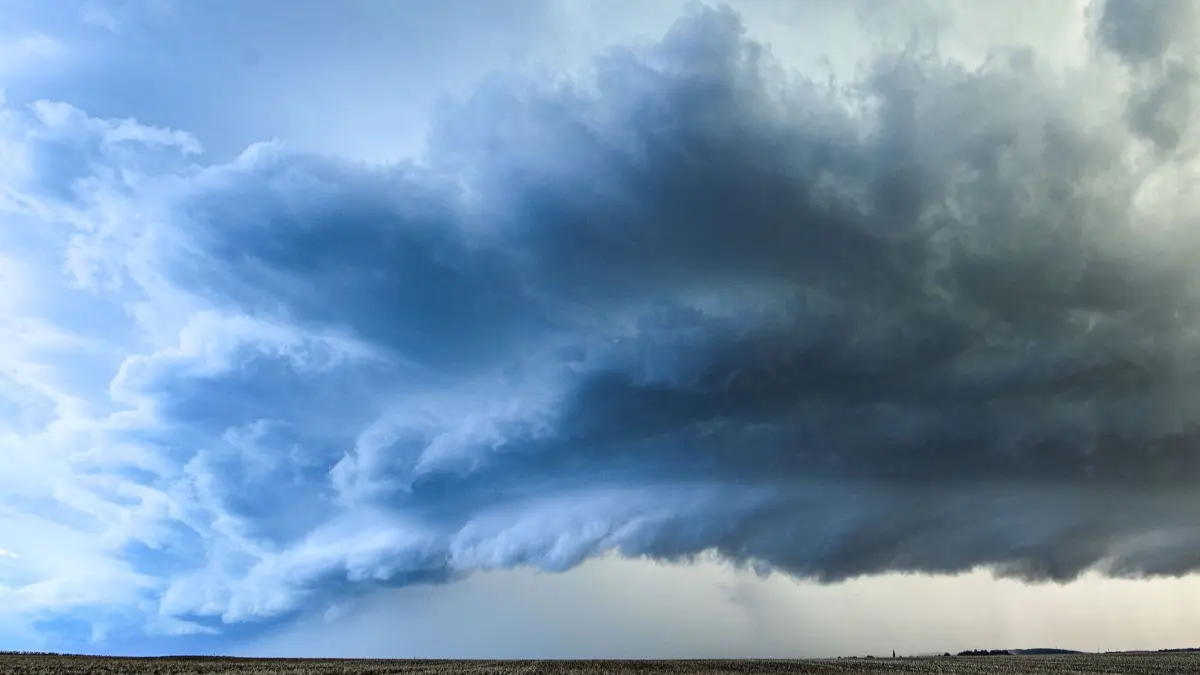 Superzelle über Mittelhessen: 19.08.2026, Hessen, Lich: Eine Gewitterwolke (Superzelle) zieht über Lich im mittelhessischen Landkreis Gießen. Foto: Alexander Wolf/onw-images/dpa +++ dpa-Bildfunk +++
