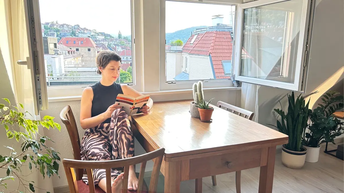 Sandra Autenrieth in ihrer Dachgeschoss-Wohnung in Stuttgart