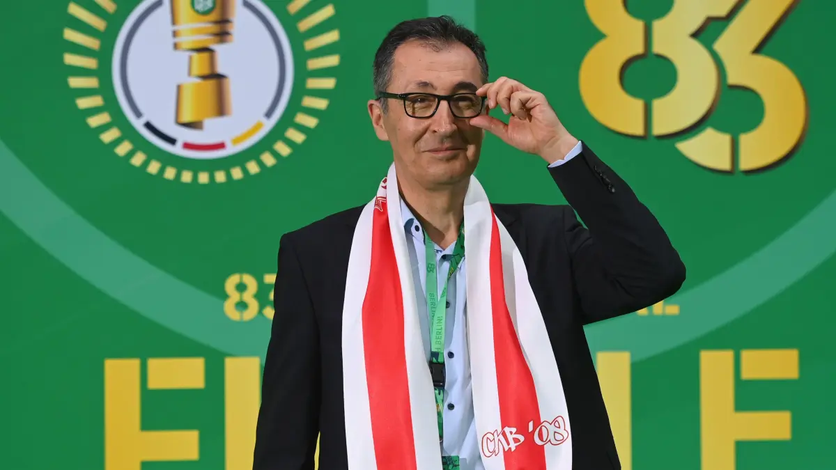 Cem OEZDEMIR Ministerpraesident Baden-Wuerttemberg. Einzelbild,angeschnittenes Einzelmotiv,Halbfigur,halbe Figur. GRUENER TEPPICH, Fussball / 83. DFB Pokal Finale 2026 / FC Bayern Muenchen - VfB Stuttgart 3-0 am 23.05.2026, Olympiastadion in Berlin. DFL / DFB regulations prohibit any use of photographs as image sequences and/ or quasi-video *** Cem OEZDEMIR Ministerpraesident Baden Wuerttemberg single image,cropped single motif,half figure,half figure GREEN CARPET, Football 83 DFB Pokal Final 2026 FC Bayern Muenchen VfB Stuttgart 3 0 am 23 05 2026, Olympiastadion in Berlin DFL DFB regulations prohibit any use of photographs as image sequences and or quasi video