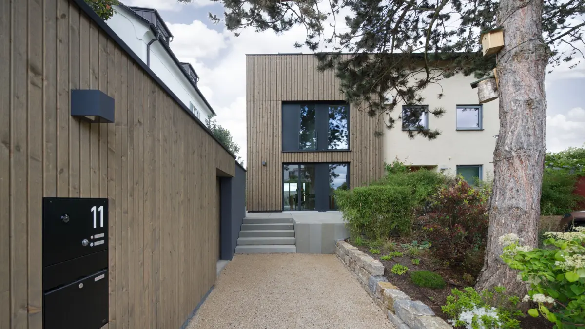 Umgebaute Doppelhaushälfte in Stuttgart am Killesberg von Architekt Oliver Fischer