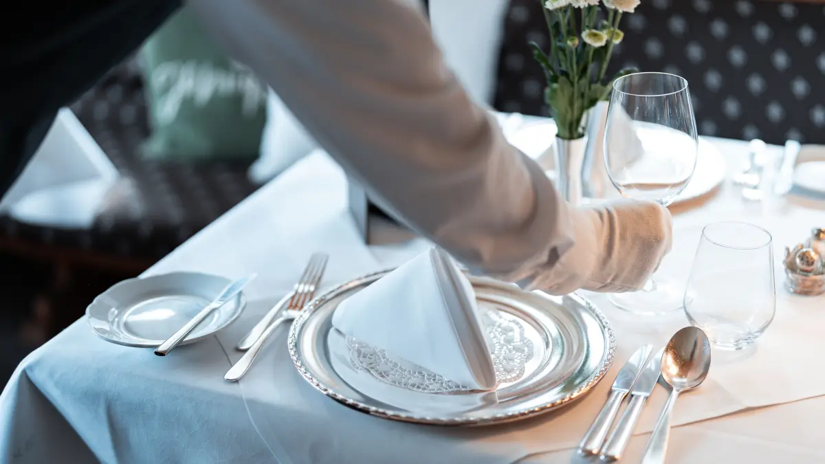 Stilvoll eingedeckte Tische sorgen im Restaurant für den passenden Rahmen zum Genießen.