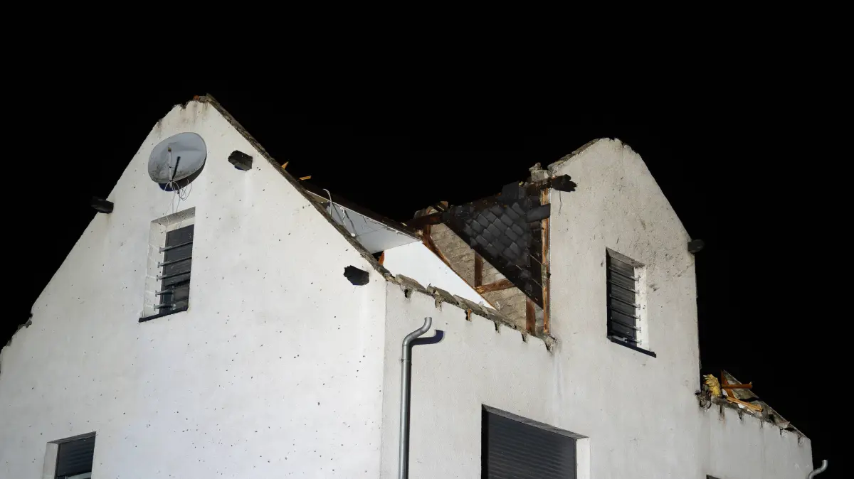 Windhose reißt Dächer weg - zahlreiche Häuser und Straßen massiv beschädigt: Windhose reißt Dächer weg zahlreiche Häuser und Straßen massiv beschädigt Am 19.08.2026 löste eine Windhose beziehungsweise ein möglicher kleiner Tornado in Solms-Oberndorf im Lahn-Dill-Kreis eine Großschadenslage aus. Die Freiwillige Feuerwehr der Stadt Solms wurde um 20:18 Uhr alarmiert, zahlreiche Häuser und mehrere Straßen wurden massiv beschädigt, Dachteile wurden bis zu drei oder vier Straßen weit getragen. Rund 60 Einsatzkräfte der Feuerwehr Solms und des THW sicherten die Einsatzstelle, drei Häuser waren laut Stadtbrandinspektor Oliver Schweitzer einsturzgefährdet. Verletzte gab es weder unter der Bevölkerung noch unter den Einsatzkräften, alle betroffenen Bewohner konnten laut Bürgermeisterin Katharina Didlapp