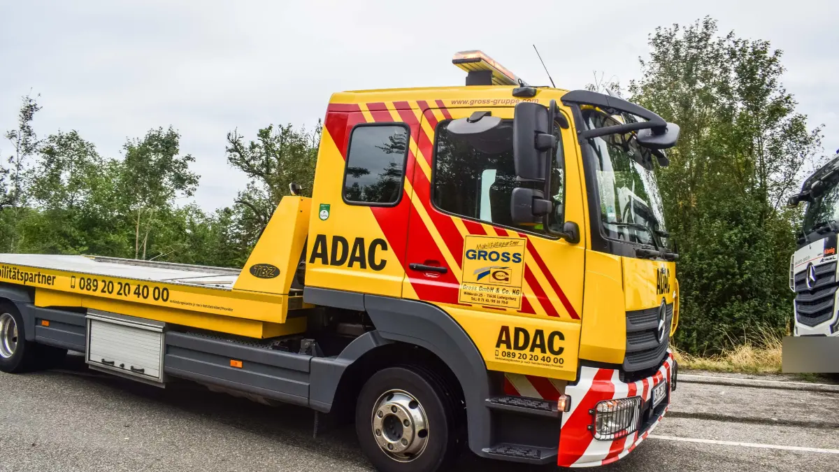 Unfall auf B10 bei Korntal-Münchingen Aus bislang ungeklaerter Ursache kam es am Freitagmorgen auf der B10 bei Korntal-Muenchingen, auf Hoehe des Kaisersteins, zu einem schweren Verkehrsunfall.<br /><br />Nach ersten Informationen der Polizei geriet ein Mercedes Sprinter aus bislang ungeklaerter Ursache auf die Gegenfahrbahn und kollidierte seitlich mit der Zugmaschine eines entgegenkommenden Lastwagens. Durch die Wucht des Aufpralls wurde der Tank des Lkw beschaedigt und riss auf. In der Folge trat Kraftstoff aus.<br /><br />Der Fahrer des Mercedes Sprinter wurde bei dem Unfall schwer verletzt und musste von der Feuerwehr aus seinem Fahrzeug befreit werden. Anschliessend wurde er zur weiteren Behandlung in ein Krankenhaus gebracht.<br /><br />Die Einsatzkraefte mussten die Unfallstelle umfangreich absichern. Die B10 war im Bereich der Unfallstelle fuer laengere Zeit vollstaendig gesperrt. Die Polizei hat die Ermittlungen zur Unfallursache aufgenommen.