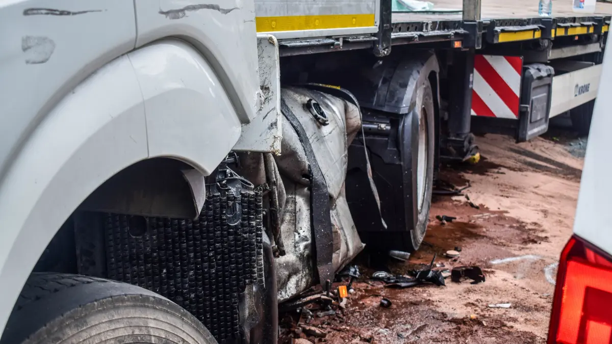 Unfall auf B10 bei Korntal-Münchingen Aus bislang ungeklaerter Ursache kam es am Freitagmorgen auf der B10 bei Korntal-Muenchingen, auf Hoehe des Kaisersteins, zu einem schweren Verkehrsunfall.<br /><br />Nach ersten Informationen der Polizei geriet ein Mercedes Sprinter aus bislang ungeklaerter Ursache auf die Gegenfahrbahn und kollidierte seitlich mit der Zugmaschine eines entgegenkommenden Lastwagens. Durch die Wucht des Aufpralls wurde der Tank des Lkw beschaedigt und riss auf. In der Folge trat Kraftstoff aus.<br /><br />Der Fahrer des Mercedes Sprinter wurde bei dem Unfall schwer verletzt und musste von der Feuerwehr aus seinem Fahrzeug befreit werden. Anschliessend wurde er zur weiteren Behandlung in ein Krankenhaus gebracht.<br /><br />Die Einsatzkraefte mussten die Unfallstelle umfangreich absichern. Die B10 war im Bereich der Unfallstelle fuer laengere Zeit vollstaendig gesperrt. Die Polizei hat die Ermittlungen zur Unfallursache aufgenommen.