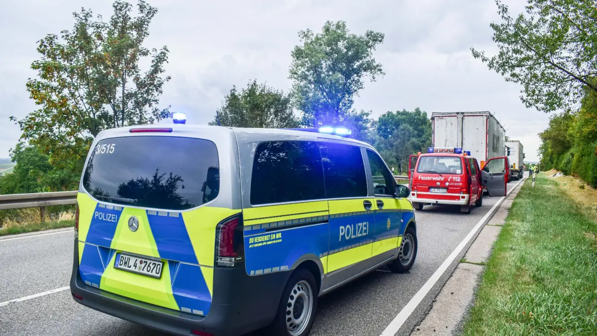 Unfall auf B10 bei Korntal-Münchingen Aus bislang ungeklaerter Ursache kam es am Freitagmorgen auf der B10 bei Korntal-Muenchingen, auf Hoehe des Kaisersteins, zu einem schweren Verkehrsunfall.<br /><br />Nach ersten Informationen der Polizei geriet ein Mercedes Sprinter aus bislang ungeklaerter Ursache auf die Gegenfahrbahn und kollidierte seitlich mit der Zugmaschine eines entgegenkommenden Lastwagens. Durch die Wucht des Aufpralls wurde der Tank des Lkw beschaedigt und riss auf. In der Folge trat Kraftstoff aus.<br /><br />Der Fahrer des Mercedes Sprinter wurde bei dem Unfall schwer verletzt und musste von der Feuerwehr aus seinem Fahrzeug befreit werden. Anschliessend wurde er zur weiteren Behandlung in ein Krankenhaus gebracht.<br /><br />Die Einsatzkraefte mussten die Unfallstelle umfangreich absichern. Die B10 war im Bereich der Unfallstelle fuer laengere Zeit vollstaendig gesperrt. Die Polizei hat die Ermittlungen zur Unfallursache aufgenommen.