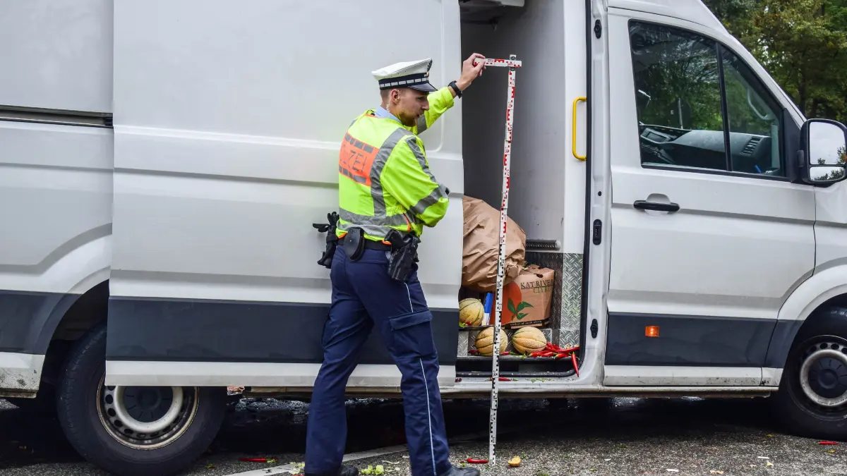 Unfall auf B10 bei Korntal-Münchingen Aus bislang ungeklaerter Ursache kam es am Freitagmorgen auf der B10 bei Korntal-Muenchingen, auf Hoehe des Kaisersteins, zu einem schweren Verkehrsunfall.<br /><br />Nach ersten Informationen der Polizei geriet ein Mercedes Sprinter aus bislang ungeklaerter Ursache auf die Gegenfahrbahn und kollidierte seitlich mit der Zugmaschine eines entgegenkommenden Lastwagens. Durch die Wucht des Aufpralls wurde der Tank des Lkw beschaedigt und riss auf. In der Folge trat Kraftstoff aus.<br /><br />Der Fahrer des Mercedes Sprinter wurde bei dem Unfall schwer verletzt und musste von der Feuerwehr aus seinem Fahrzeug befreit werden. Anschliessend wurde er zur weiteren Behandlung in ein Krankenhaus gebracht.<br /><br />Die Einsatzkraefte mussten die Unfallstelle umfangreich absichern. Die B10 war im Bereich der Unfallstelle fuer laengere Zeit vollstaendig gesperrt. Die Polizei hat die Ermittlungen zur Unfallursache aufgenommen.