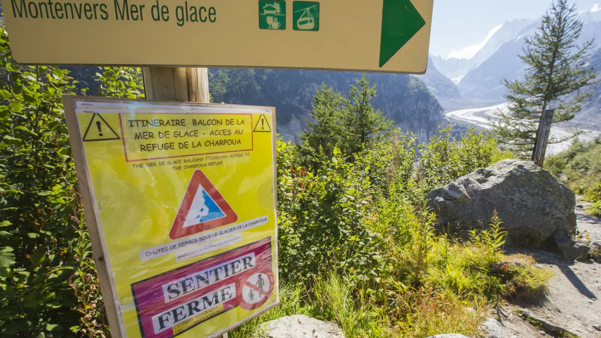Wie hier beim Mer de glace bei Chamonix warnen Hinweisschilder auf gefährliche Wander- und Kletterrouten. Durch den Klimawandel sind Wege teilweise unpassierbar geworden.