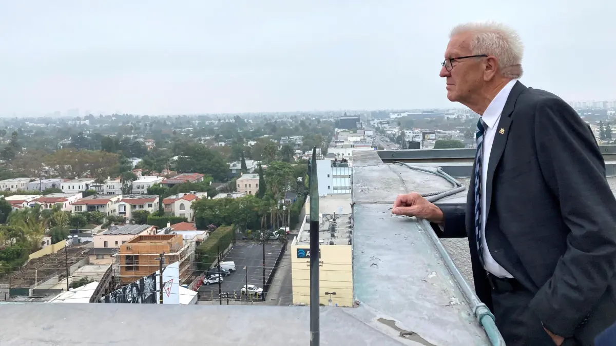 Der einstige Ministerpräsident Winfried Kretschmann (Grüne) beim Besuch im Oktober 2022 in den USA, hier auf der Dachterrasse eines Hotels in Beverly Hills in Los Angeles.