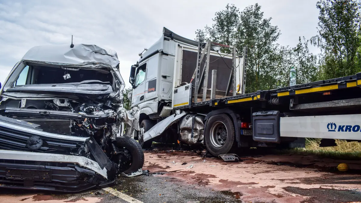 Unfall auf B10 bei Korntal-Münchingen Aus bislang ungeklaerter Ursache kam es am Freitagmorgen auf der B10 bei Korntal-Muenchingen, auf Hoehe des Kaisersteins, zu einem schweren Verkehrsunfall.<br /><br />Nach ersten Informationen der Polizei geriet ein Mercedes Sprinter aus bislang ungeklaerter Ursache auf die Gegenfahrbahn und kollidierte seitlich mit der Zugmaschine eines entgegenkommenden Lastwagens. Durch die Wucht des Aufpralls wurde der Tank des Lkw beschaedigt und riss auf. In der Folge trat Kraftstoff aus.<br /><br />Der Fahrer des Mercedes Sprinter wurde bei dem Unfall schwer verletzt und musste von der Feuerwehr aus seinem Fahrzeug befreit werden. Anschliessend wurde er zur weiteren Behandlung in ein Krankenhaus gebracht.<br /><br />Die Einsatzkraefte mussten die Unfallstelle umfangreich absichern. Die B10 war im Bereich der Unfallstelle fuer laengere Zeit vollstaendig gesperrt. Die Polizei hat die Ermittlungen zur Unfallursache aufgenommen.
