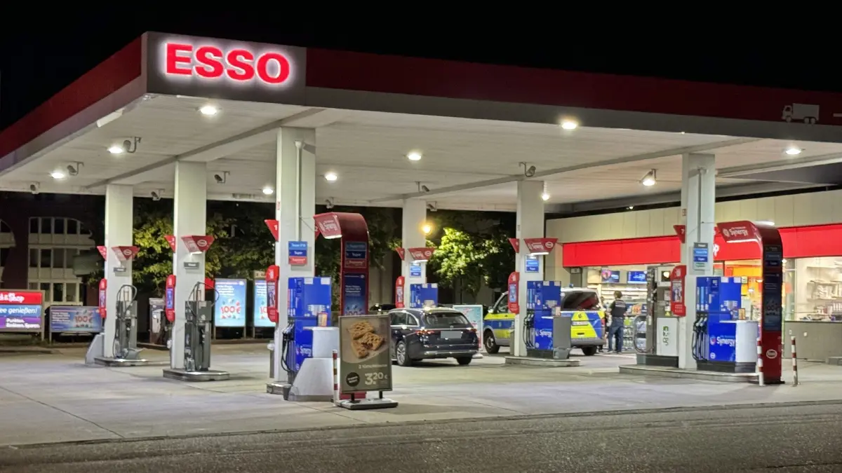 In der Nacht von Donnerstag auf Freitag wurde gegen 23:30 Uhr die Esso Tankstelle an der Schwiberdinger Strasse in Ludwigsburg ueberfallen. <br />
Im Rahmen der Taeterfandung kam neben mehreren Streifen auch ein Polizeihubschraber zum Einsatz. In der Nacht konnte kein Fahndung erfolg mehr vermeldet werden. <br />
Die Ermittlungen hat die Kriminalpolizei Ludwigsburg uebernommen, nach angaben der Polizei wurde der Verkaeufer der Tankstelle nicht verletzt. <br />
Wie viel der noch unbekannte Taeter erbeuten konnte ist noch unklar.