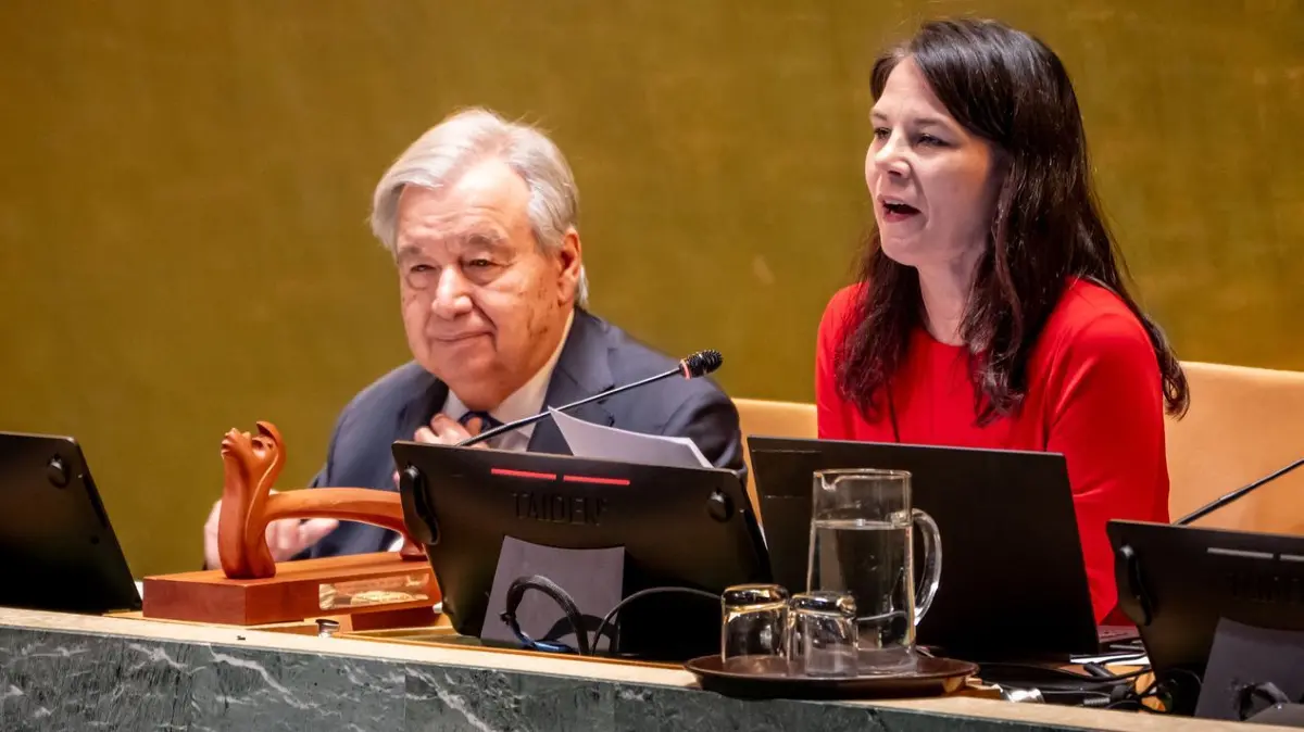 Annalena Baerbock spricht am 2. Juni 2026 neben António Guterres in der Sitzung der Generalversammlung der Vereinten Nationen.