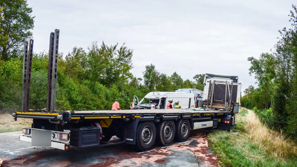Unfall auf B10 bei Korntal-Münchingen Aus bislang ungeklaerter Ursache kam es am Freitagmorgen auf der B10 bei Korntal-Muenchingen, auf Hoehe des Kaisersteins, zu einem schweren Verkehrsunfall.<br /><br />Nach ersten Informationen der Polizei geriet ein Mercedes Sprinter aus bislang ungeklaerter Ursache auf die Gegenfahrbahn und kollidierte seitlich mit der Zugmaschine eines entgegenkommenden Lastwagens. Durch die Wucht des Aufpralls wurde der Tank des Lkw beschaedigt und riss auf. In der Folge trat Kraftstoff aus.<br /><br />Der Fahrer des Mercedes Sprinter wurde bei dem Unfall schwer verletzt und musste von der Feuerwehr aus seinem Fahrzeug befreit werden. Anschliessend wurde er zur weiteren Behandlung in ein Krankenhaus gebracht.<br /><br />Die Einsatzkraefte mussten die Unfallstelle umfangreich absichern. Die B10 war im Bereich der Unfallstelle fuer laengere Zeit vollstaendig gesperrt. Die Polizei hat die Ermittlungen zur Unfallursache aufgenommen.