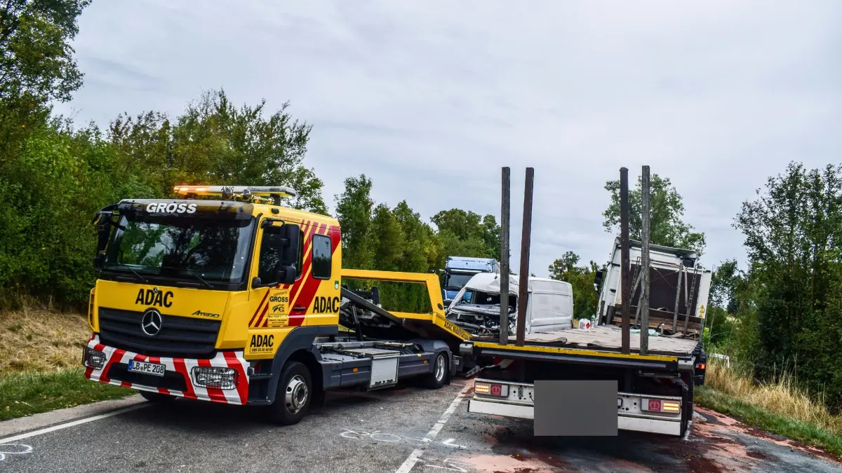 Korntal-Muenchingen. Schwerer Unfall auf der B10 : Aus bislang ungeklaerter Ursache kam es am Freitagmorgen auf der B10 bei Korntal-Muenchingen, auf Hoehe des Kaisersteins, zu einem schweren Verkehrsunfall.<br />
<br />
Nach ersten Informationen der Polizei geriet ein Mercedes Sprinter aus bislang ungeklaerter Ursache auf die Gegenfahrbahn und kollidierte seitlich mit der Zugmaschine eines entgegenkommenden Lastwagens. Durch die Wucht des Aufpralls wurde der Tank des Lkw beschaedigt und riss auf. In der Folge trat Kraftstoff aus.<br />
<br />
Der Fahrer des Mercedes Sprinter wurde bei dem Unfall schwer verletzt und musste von der Feuerwehr aus seinem Fahrzeug befreit werden. Anschliessend wurde er zur weiteren Behandlung in ein Krankenhaus gebracht.<br />
<br />
Die Einsatzkraefte mussten die Unfallstelle umfangreich absichern. Die B10 war im Bereich der Unfallstelle fuer laengere Zeit vollstaendig gesperrt. Die Polizei hat die Ermittlungen zur Unfallursache aufgenommen.