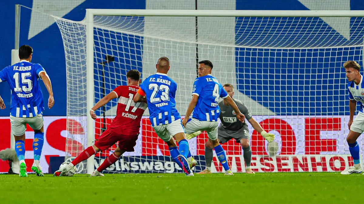 Tor zum 0:1 Dzenan Pejcinovic VfB Stuttgart, 17 GER, FC Hansa Rostock vs. VfB Stuttgart, Fußball, DFB-Pokal, 1. Runde, Saison 2026/2027, 21.08.2026 GER, FC Hansa Rostock vs. VfB Stuttgart, Fußball, DFB-Pokal, 1. Runde, Saison 2026/2027, 21.08.2026 Rostock *** Goal to make it 01: Dzenan Pejcinovic, VfB Stuttgart, August 17, Germany, FC Hansa Rostock vs. VfB Stuttgart, Soccer, DFB Cup, 1st Round, 20262027 Season, August 21, 2026, Germany, FC Hansa Rostock vs. VfB Stuttgart, Soccer, DFB Cup, First Round, 20262027 Season, August 21, 2026, Rostock Copyright: xEibner-Pressefoto/MarcelxvonxFehrnx EP_MFN