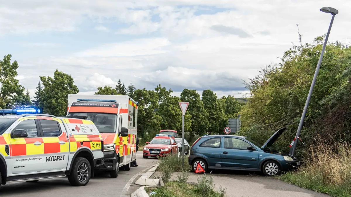 Aus bislang ungeklaerter Ursache kam es am Donnerstagnachmittag bei Renningen zu einem Verkehrsunfall. Wie die Polizei mitteilt, war der Fahrer eines Opel aus Richtung Nordrandstrasse kommend auf der Nord-Sued-Strasse unterwegs.<br /><br />
<br /><br />
Als der Mann in einen dortigen Kreisverkehr einfuhr, kam er aus bislang ungeklaerter Ursache von der Fahrbahn ab, fuhr aus dem Kreisverkehr heraus und prallte gegen eine dort stehende Strassenlaterne<br /><br />
<br /><br />
Der Fahrer wurde nach dem Unfall vom Rettungsdienst untersucht. Er blieb nach ersten Erkenntnissen unverletzt und musste nicht ins Krankenhaus gebracht werden.<br /><br />
<br /><br />
Der Opel wurde bei dem Unfall beschaedigt und musste abgeschleppt werden. Um die beschaedigte Strassenlaterne kuemmerte sich der Bauhof der Stadt Renningen.<br /><br />
<br /><br />
Die Polizei hat die Ermittlungen zur Unfallursache aufgenommen.