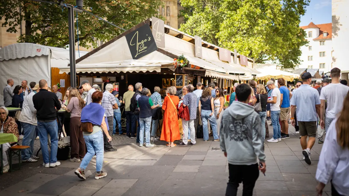 Rundgang über das 50. Stuttgarter Weindorf: Stuttgart, Baden-Württemberg, 22.08.2026:
Rundgang über das 50. Stuttgarter Weindorf auf dem Marktplatz und Schillerplatz
Im Bild: Der Stand „Inges Laube“ in der Kirchstraße
Notiz: No model release. Kein Einverständnis für Werbung, keine Weitergabe an Dritte.
