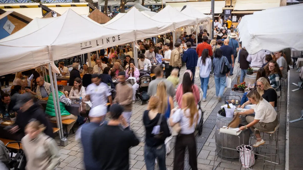 Rundgang über das 50. Stuttgarter Weindorf: Stuttgart, Baden-Württemberg, 22.08.2026:
Rundgang über das 50. Stuttgarter Weindorf auf dem Marktplatz und Schillerplatz
Im Bild: Blick auf den Marktplatz
Notiz: No model release. Kein Einverständnis für Werbung, keine Weitergabe an Dritte.