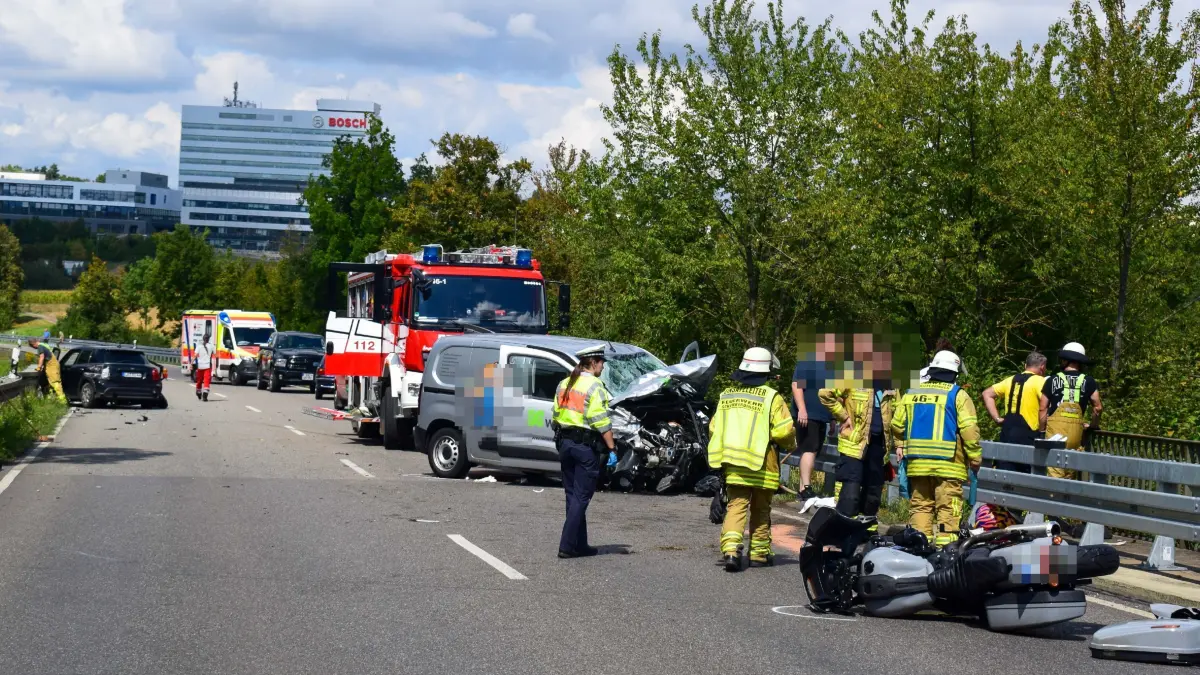 Am Samstagmittag kam es gegen 12:40 Uhr auf der B10 bei Schwieberdingen zu einem schweren Verkehrsunfall. Nach ersten Informationen der Polizei waren an dem Unfall zwei Pkw und ein Motorrad beteiligt.<br />
<br />
Bei dem Unfall wurden mutmasslich zwei Personen aus den beteiligten Pkw leicht verletzt. Sie wurden vom Rettungsdienst zur weiteren medizinischen Versorgung in umliegende Krankenhaeuser gebracht.<br />
<br />
Der Motorradfahrer erlitt hingegen schwere Verletzungen. Er wurde nach der medizinischen Erstversorgung vor Ort mit einem Rettungshubschrauber in ein Krankenhaus geflogen.<br />
<br />
Zum genauen Unfallhergang liegen derzeit noch keine naeheren Informationen vor. Die B10 ist im Bereich der Unfallstelle aktuell in beide Fahrtrichtungen voll gesperrt. Die Polizei hat die Ermittlungen zum Unfallhergang aufgenommen.