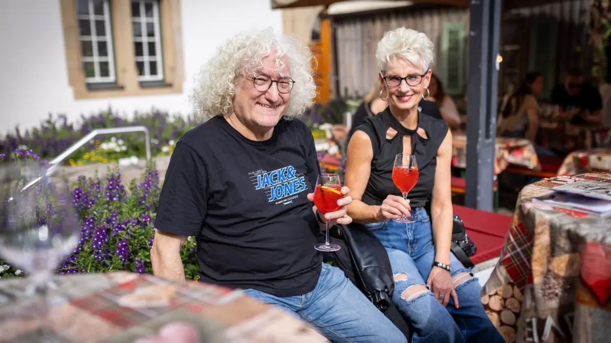 Rundgang über das 50. Stuttgarter Weindorf: Stuttgart, Baden-Württemberg, 22.08.2026:
Rundgang über das 50. Stuttgarter Weindorf auf dem Marktplatz und Schillerplatz
Im Bild: v.l. Jogi Rothfuß und Ingrid Schneider
Notiz: No model release. Kein Einverständnis für Werbung, keine Weitergabe an Dritte.