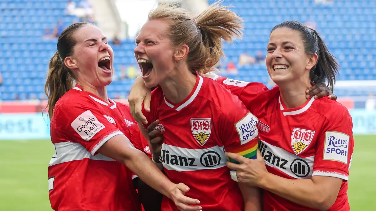 BAU // 2026.8.23, Deutschland, Sinsheim, Fußball Frauen TSG Hoffenheim vs. VfB Stuttgart, v.l. Adriana Achcinska, Torschützin Maximiliane Rall, Chantal Hagel (VfB) jubeln über das Tor zum 1:1
