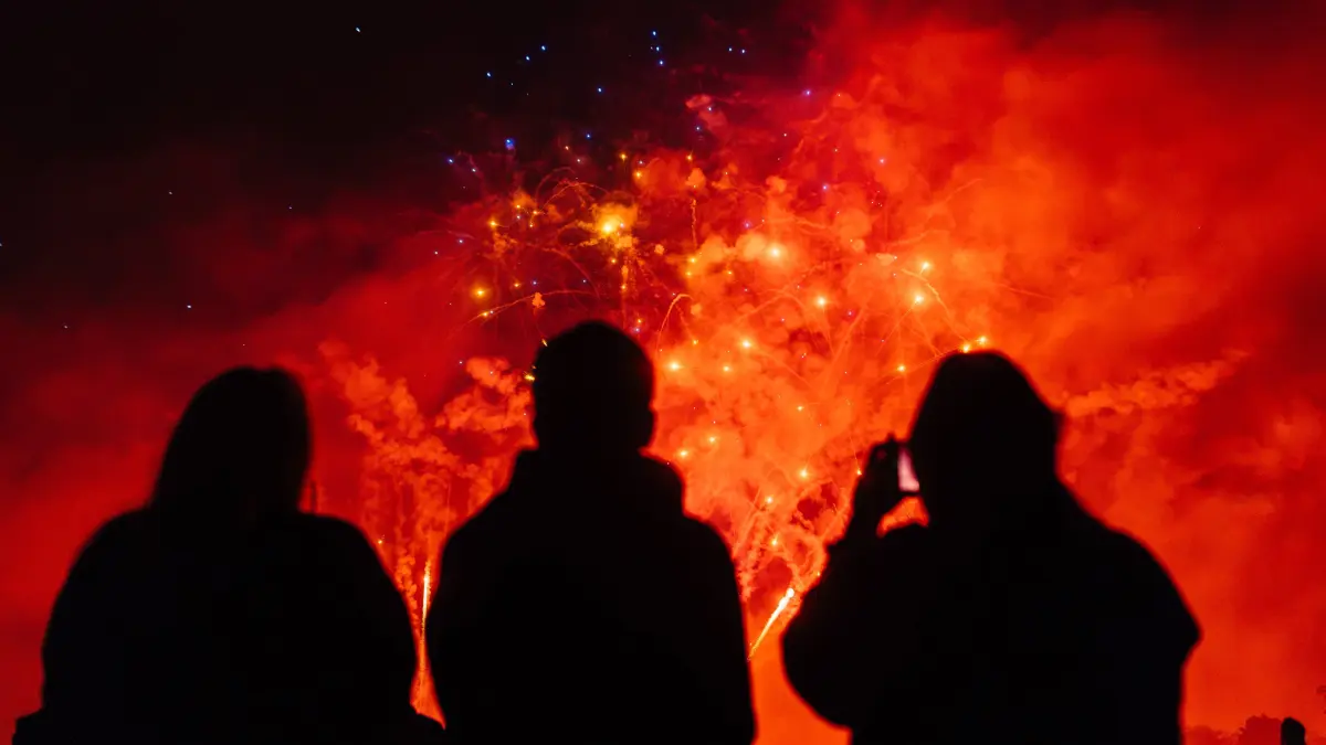 Flammende Sterne 2026 - Tag 2: 22.08.2026, Ostfildern: Besucher genießen bei den Flammenden Sternen 2026 das Feuerwerk der Pyrotechniker von Fireworks Australia aus Australien.