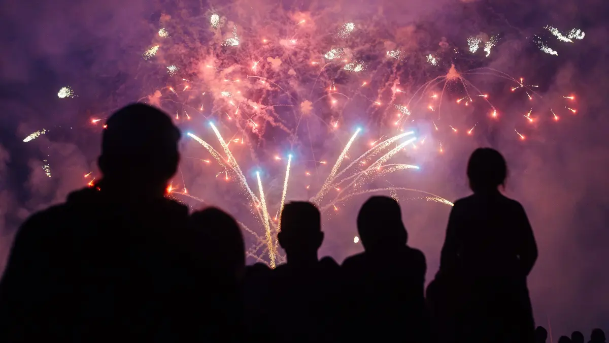 Flammende Sterne 2026 - Tag 2: 22.08.2026, Ostfildern: Besucher genießen bei den Flammenden Sternen 2026 das Feuerwerk der Pyrotechniker von Fireworks Australia aus Australien.