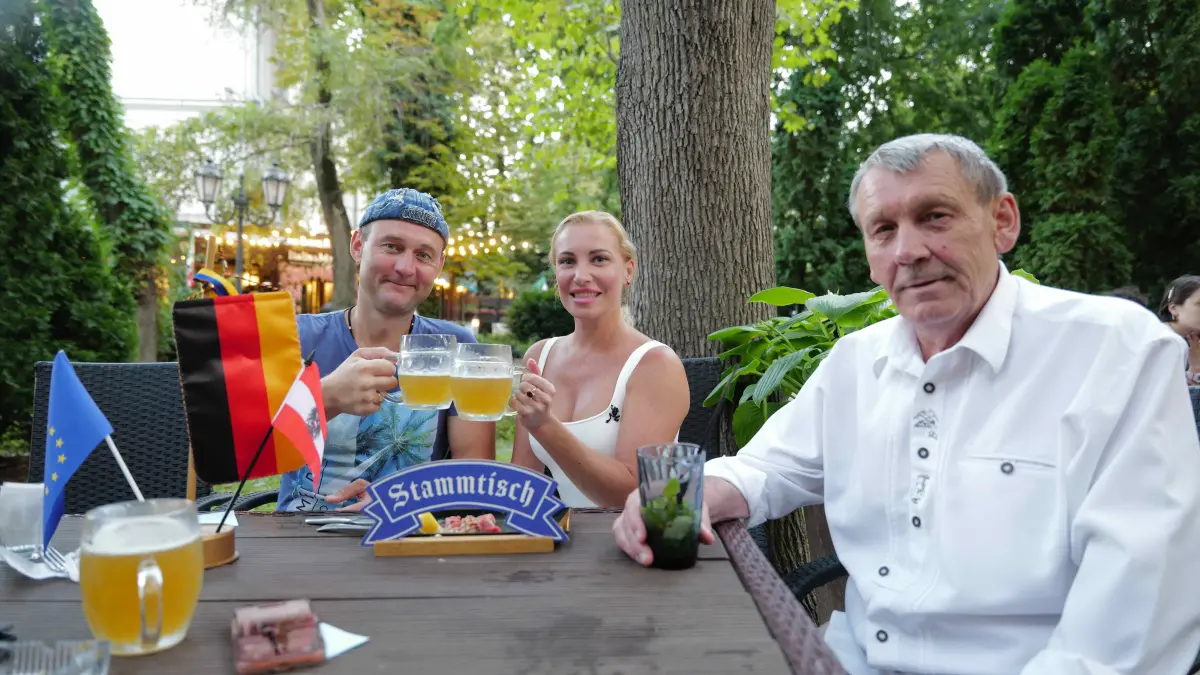 Blick auf den Stammtisch von Michael Löffler in Odessa: Manfred (re.), der Siebenbürger Sachse, hat seine neue Heimat in Odessa gefunden. Das ukrainische Pärchen kommt, um Deutsch als Fremdsprache aufzufrischen.