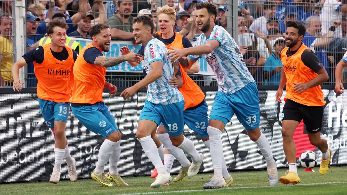 2026.08.07, Deutschland, Stuttgart-Degerloch, Fußball Stuttgarter Kickers vs. SSV Ulm, ausgelassener Jubel über das Tor zum 3:1, v.l. Nevio Schembri Lukas Kiefer, Torschütze Maximilian Zaiser, Leandro Mendes Rangel, Christoph Meister, Dejan Bozic, Athletiktrainer Konstantin Konstantinidis *** August 7, 2026, Germany, Stuttgart Degerloch, Soccer: Stuttgarter Kickers vs. SSV Ulm, exuberant celebration of the goal that made it 31 from left: Nevio Schembri, Lukas Kiefer, goal scorer Maximilian Zaiser, Leandro Mendes Rangel, Christoph Meister, Dejan Bozic, strength and conditioning coach Konstantin Konstantinidis