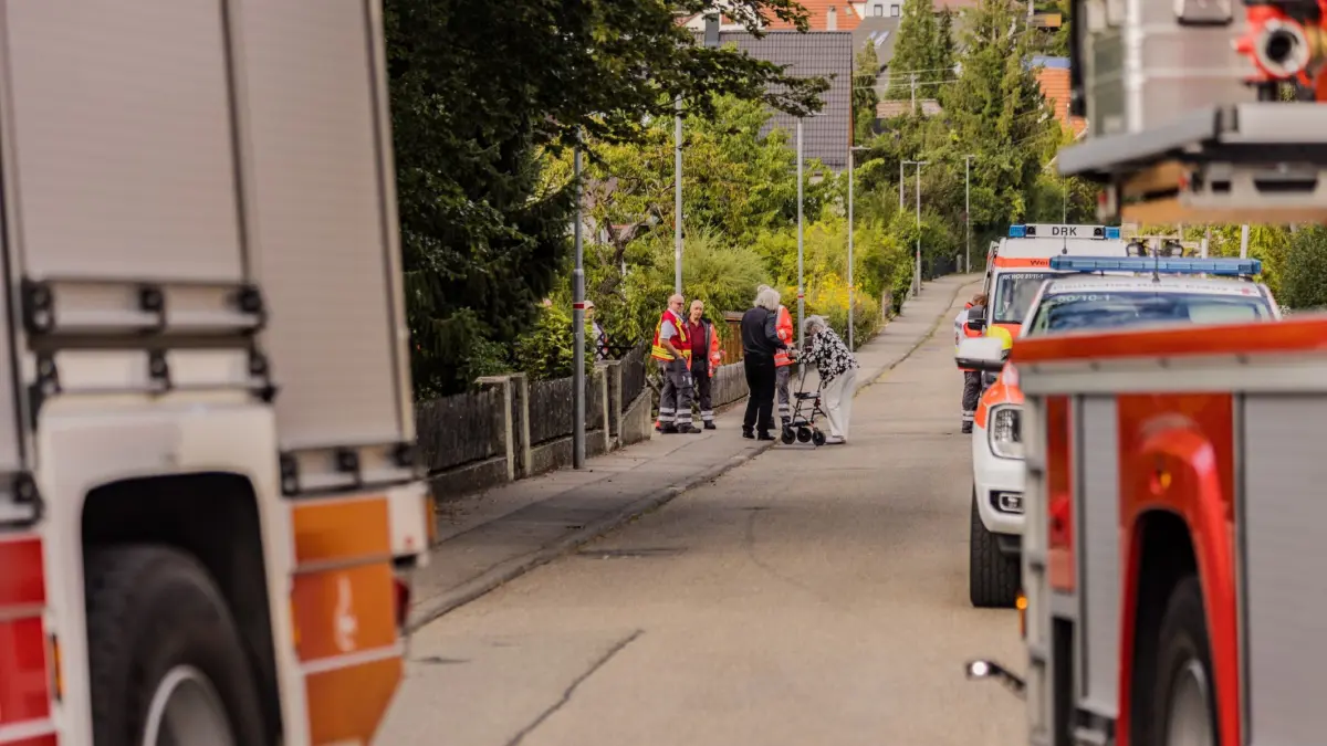 Weil der Stadt-Muenklingen: Ausstroemendes Gas aus Gastank sorgt fuer laengeren Feuerwehreinsatz : Ein leckgeschlagener Gastank hat am Sonntagabend einen groesseren Feuerwehreinsatz in Weil der Stadt-Muenklingen ausgeloest. Nach ersten Informationen der Feuerwehr trat aus bislang ungeklaerter Ursache Gas aus einem Tank unkontrolliert aus.<br />
<br />
Bei der ersten Erkundung stellten die Einsatzkraefte fest, dass es sich um ein Propan-Butan-Gemisch handelte. In dem Gastank sollen sich nach ersten Angaben noch rund fuenf Kubikmeter Gas befunden haben. Aufgrund der bestehenden Gefahr wurde der betroffene Bereich weitraeumig abgesperrt.<br />
<br />
Mehrere Gebaeude in unmittelbarer Naehe mussten vorsorglich evakuiert werden. Nach Angaben der Polizei waren davon rund 40 Personen betroffen. Die Feuerwehr kontrollierte den Gefahrenbereich und traf entsprechende Massnahmen, um eine weitere Gefaehrdung zu verhindern.<br />
<br />
Im Laufe des Abends wurde eine Fachfirma hinzugezogen, die sich um den beschaedigten Gastank und die weitere Sicherung kuemmerte. Der Einsatz zog sich ueber mehrere Stunden bis in den Abend hinein.<br />
<br />
Nach ersten Angaben wurde niemand verletzt. Die genaue Ursache fuer das Leck ist derzeit noch unklar.