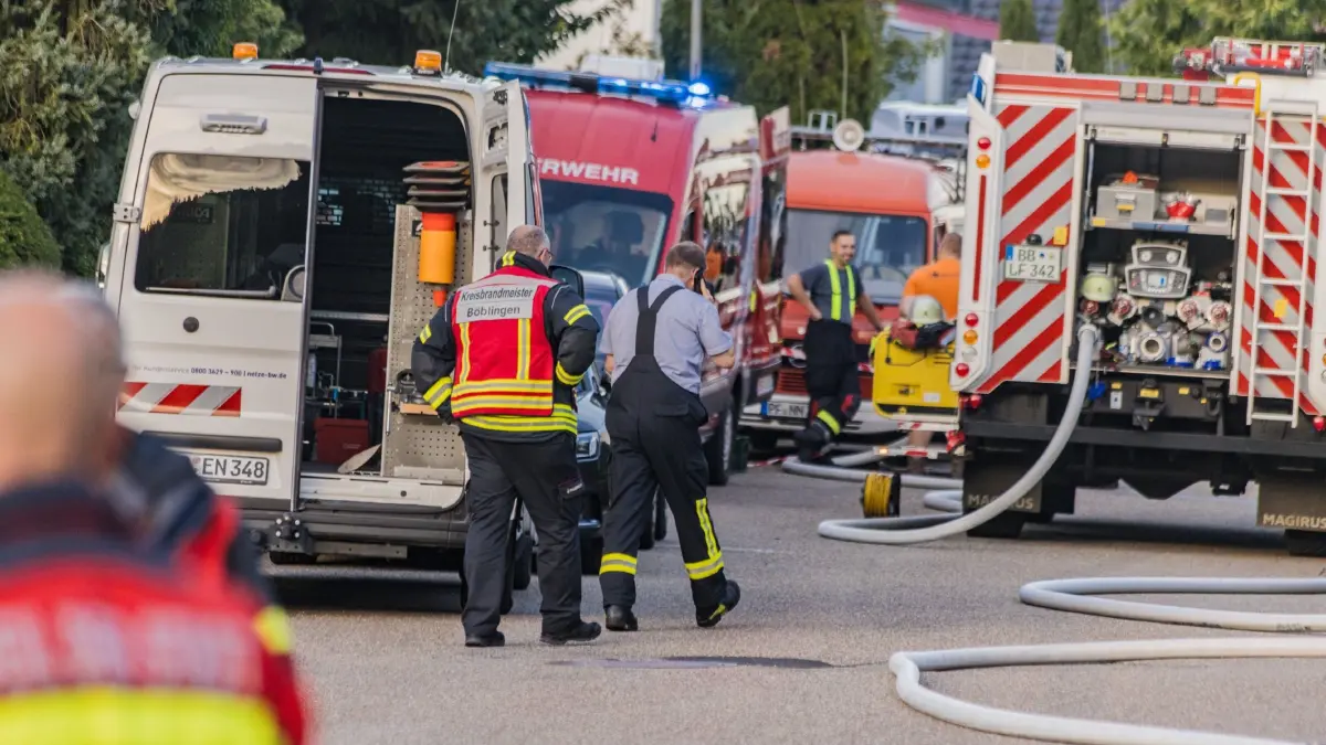 Weil der Stadt-Muenklingen: Ausstroemendes Gas aus Gastank sorgt fuer laengeren Feuerwehreinsatz : Ein leckgeschlagener Gastank hat am Sonntagabend einen groesseren Feuerwehreinsatz in Weil der Stadt-Muenklingen ausgeloest. Nach ersten Informationen der Feuerwehr trat aus bislang ungeklaerter Ursache Gas aus einem Tank unkontrolliert aus.<br />
<br />
Bei der ersten Erkundung stellten die Einsatzkraefte fest, dass es sich um ein Propan-Butan-Gemisch handelte. In dem Gastank sollen sich nach ersten Angaben noch rund fuenf Kubikmeter Gas befunden haben. Aufgrund der bestehenden Gefahr wurde der betroffene Bereich weitraeumig abgesperrt.<br />
<br />
Mehrere Gebaeude in unmittelbarer Naehe mussten vorsorglich evakuiert werden. Nach Angaben der Polizei waren davon rund 40 Personen betroffen. Die Feuerwehr kontrollierte den Gefahrenbereich und traf entsprechende Massnahmen, um eine weitere Gefaehrdung zu verhindern.<br />
<br />
Im Laufe des Abends wurde eine Fachfirma hinzugezogen, die sich um den beschaedigten Gastank und die weitere Sicherung kuemmerte. Der Einsatz zog sich ueber mehrere Stunden bis in den Abend hinein.<br />
<br />
Nach ersten Angaben wurde niemand verletzt. Die genaue Ursache fuer das Leck ist derzeit noch unklar.