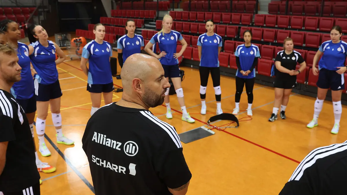 BAU // Stuttgart , DEKRA 1. Bundesliga Frauen Volleyball Trainingsauftakt Allianz MTV Stuttgart , Trainer Konstantin Bitter mit seiner Mannschaft