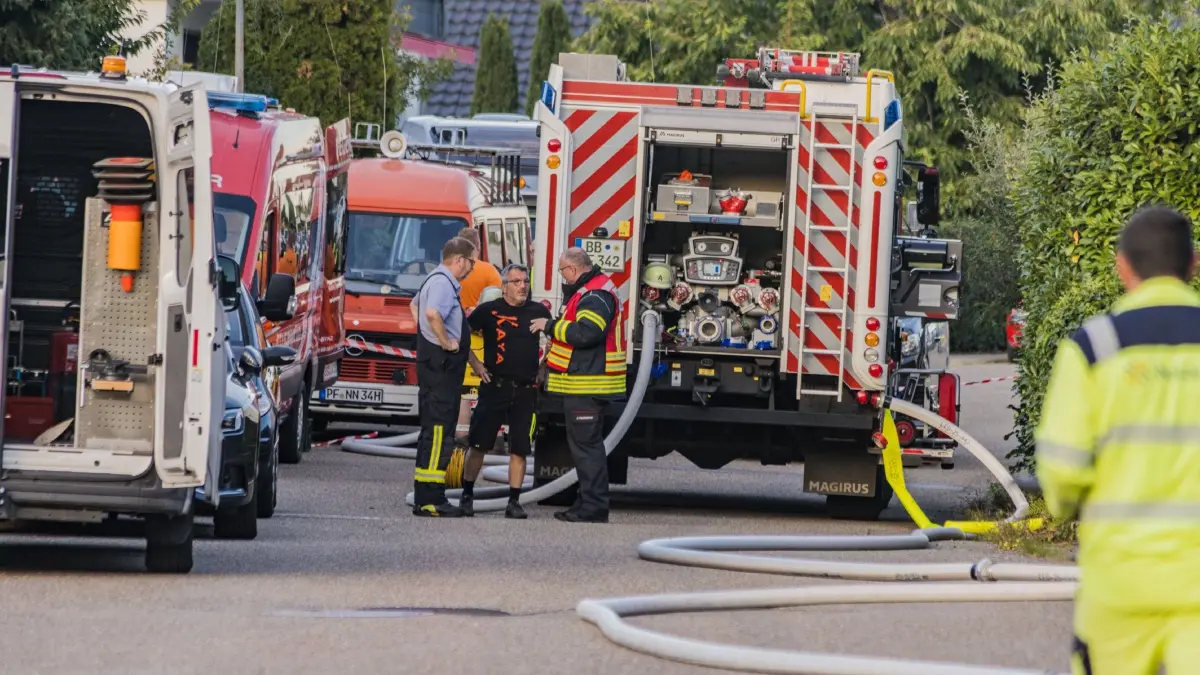 Weil der Stadt-Muenklingen: Ausstroemendes Gas aus Gastank sorgt fuer laengeren Feuerwehreinsatz : Ein leckgeschlagener Gastank hat am Sonntagabend einen groesseren Feuerwehreinsatz in Weil der Stadt-Muenklingen ausgeloest. Nach ersten Informationen der Feuerwehr trat aus bislang ungeklaerter Ursache Gas aus einem Tank unkontrolliert aus.<br />
<br />
Bei der ersten Erkundung stellten die Einsatzkraefte fest, dass es sich um ein Propan-Butan-Gemisch handelte. In dem Gastank sollen sich nach ersten Angaben noch rund fuenf Kubikmeter Gas befunden haben. Aufgrund der bestehenden Gefahr wurde der betroffene Bereich weitraeumig abgesperrt.<br />
<br />
Mehrere Gebaeude in unmittelbarer Naehe mussten vorsorglich evakuiert werden. Nach Angaben der Polizei waren davon rund 40 Personen betroffen. Die Feuerwehr kontrollierte den Gefahrenbereich und traf entsprechende Massnahmen, um eine weitere Gefaehrdung zu verhindern.<br />
<br />
Im Laufe des Abends wurde eine Fachfirma hinzugezogen, die sich um den beschaedigten Gastank und die weitere Sicherung kuemmerte. Der Einsatz zog sich ueber mehrere Stunden bis in den Abend hinein.<br />
<br />
Nach ersten Angaben wurde niemand verletzt. Die genaue Ursache fuer das Leck ist derzeit noch unklar.