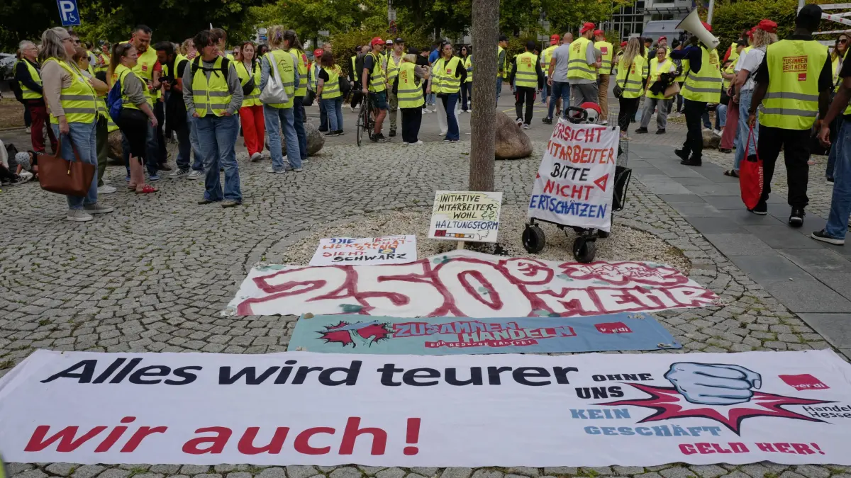Tarifverhandlung Einzelhandel 2026: Tarifverhandlung Einzelhandel 2026 24.08.2026 In Raunheim werden heute die Tarifverhandlungen für die Beschäftigten im hessischen Einzelhandel / Versandhandel zwischen der Vereinte Dienstleistungsgewerkschaft VERDI und den Arbeitgebern Primark, REWE, Penny, Kaufland, Zara, Douglas, IKEA . . . fortgesetzt Raunheim Hessen Deutschland *** 2026 Retail Collective Bargaining 08/24/2026: Collective bargaining negotiations for employees in the Hessian retail and mail-order sectors between the United Services Union VERDI and employers Primark, REWE, Penny, Kaufland, Zara, Douglas, IKEA. Raunheim, Hesse, Germany