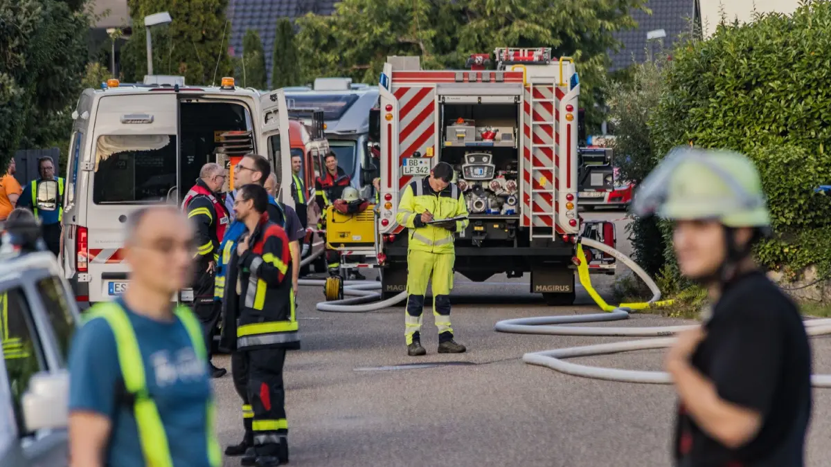 Weil der Stadt-Muenklingen: Ausstroemendes Gas aus Gastank sorgt fuer laengeren Feuerwehreinsatz : Ein leckgeschlagener Gastank hat am Sonntagabend einen groesseren Feuerwehreinsatz in Weil der Stadt-Muenklingen ausgeloest. Nach ersten Informationen der Feuerwehr trat aus bislang ungeklaerter Ursache Gas aus einem Tank unkontrolliert aus.<br />
<br />
Bei der ersten Erkundung stellten die Einsatzkraefte fest, dass es sich um ein Propan-Butan-Gemisch handelte. In dem Gastank sollen sich nach ersten Angaben noch rund fuenf Kubikmeter Gas befunden haben. Aufgrund der bestehenden Gefahr wurde der betroffene Bereich weitraeumig abgesperrt.<br />
<br />
Mehrere Gebaeude in unmittelbarer Naehe mussten vorsorglich evakuiert werden. Nach Angaben der Polizei waren davon rund 40 Personen betroffen. Die Feuerwehr kontrollierte den Gefahrenbereich und traf entsprechende Massnahmen, um eine weitere Gefaehrdung zu verhindern.<br />
<br />
Im Laufe des Abends wurde eine Fachfirma hinzugezogen, die sich um den beschaedigten Gastank und die weitere Sicherung kuemmerte. Der Einsatz zog sich ueber mehrere Stunden bis in den Abend hinein.<br />
<br />
Nach ersten Angaben wurde niemand verletzt. Die genaue Ursache fuer das Leck ist derzeit noch unklar.