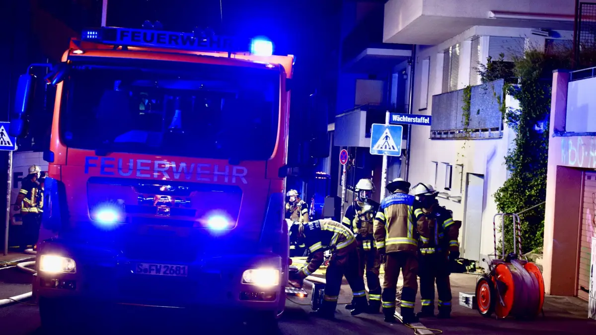 Stuttgart: Kellerbrand in Mehrfamilienhaus : Die Feuerwehr Stuttgart wurde am Sonntagabend zu einem Brand in die Alexanderstrasse alarmiert. Gemeldet war ein Feuer in einem Kelleraums eines Gebaeudes. Daraufhin rueckten Einsatzkraefte der Feuerwachen 1 und 2 zur Einsatzstelle aus.<br />
<br />
Beim Eintreffen der ersten Einsatzkraefte bestaetigte sich die gemeldete Lage. Mehrere Trupps unter Atemschutz gingen umgehend zur Brandbekaempfung vor. Der im Vollbrand stehende Raum konnte schnell unter Kontrolle gebracht und geloescht werden.<br />
<br />
Durch den Brand hatte sich Rauch innerhalb der Wohnungen des Gebaeudes ausgebreitet. Die Einsatzkraefte kontrollierten daher die Wohnungen auf einen moeglichen Raucheintrag. Es gab keine Verletzte.<br />
<br />
Nach Abschluss der Loescharbeiten wurde das Gebaeude mit Hochleistungslueftern belueftet. Parallel fuehrten die Einsatzkraefte in den betroffenen Bereichen und Wohnungen Messungen mit CO-Messgeraeten durch, um eine moegliche Beaufschlagung mit Kohlenmonoxid auszuschliessen<br />
<br />
Die Kriminalpolizei hat die Ermittlungen zur Brandursache aufgenommen.