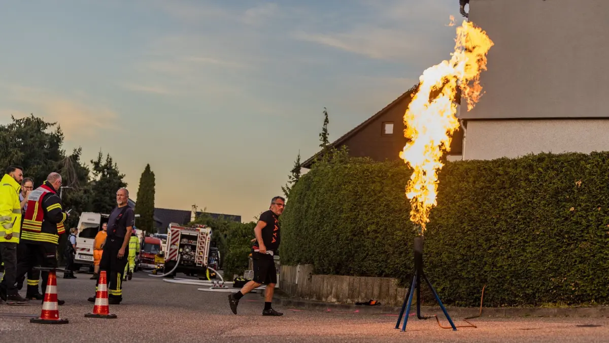 Weil der Stadt-Muenklingen: Ausstroemendes Gas aus Gastank sorgt fuer laengeren Feuerwehreinsatz : Ein leckgeschlagener Gastank hat am Sonntagabend einen groesseren Feuerwehreinsatz in Weil der Stadt-Muenklingen ausgeloest. Nach ersten Informationen der Feuerwehr trat aus bislang ungeklaerter Ursache Gas aus einem Tank unkontrolliert aus.<br />
<br />
Bei der ersten Erkundung stellten die Einsatzkraefte fest, dass es sich um ein Propan-Butan-Gemisch handelte. In dem Gastank sollen sich nach ersten Angaben noch rund fuenf Kubikmeter Gas befunden haben. Aufgrund der bestehenden Gefahr wurde der betroffene Bereich weitraeumig abgesperrt.<br />
<br />
Mehrere Gebaeude in unmittelbarer Naehe mussten vorsorglich evakuiert werden. Nach Angaben der Polizei waren davon rund 40 Personen betroffen. Die Feuerwehr kontrollierte den Gefahrenbereich und traf entsprechende Massnahmen, um eine weitere Gefaehrdung zu verhindern.<br />
<br />
Im Laufe des Abends wurde eine Fachfirma hinzugezogen, die sich um den beschaedigten Gastank und die weitere Sicherung kuemmerte. Der Einsatz zog sich ueber mehrere Stunden bis in den Abend hinein.<br />
<br />
Nach ersten Angaben wurde niemand verletzt. Die genaue Ursache fuer das Leck ist derzeit noch unklar.