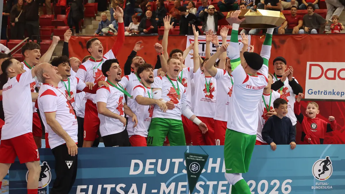 BAU // Stuttgart , Futsal Bundesliga Finale Deutsche Meisterschaft Spiel 2 , TSV Weilimdorf vs. HOT 05 Futsal , Jubel Weilimdorf , mit Schale: Philipp Pless